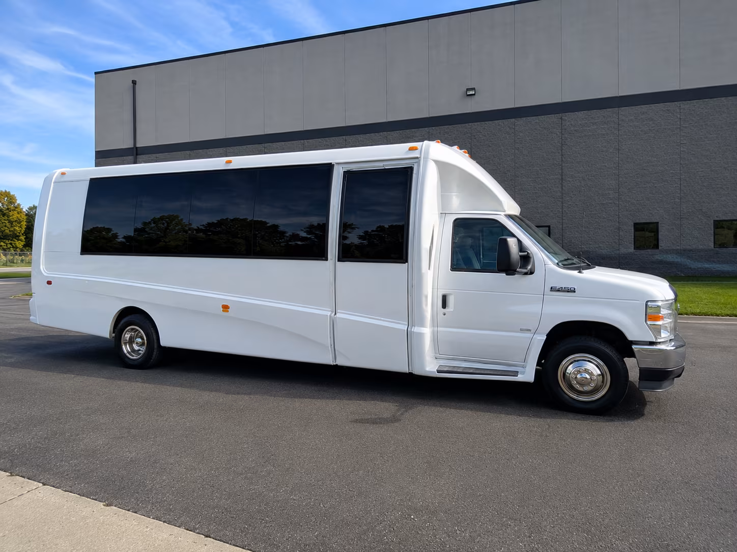 corporate airport transfer buses between dearborn heights and dtw